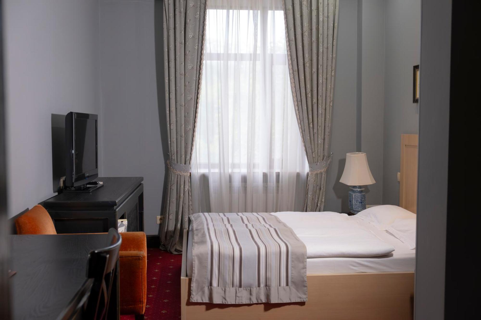 Plaza Hotel Köksjetau Exteriör bild